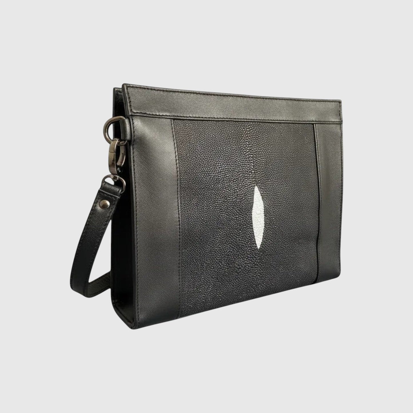 Pochette Leather craftman en cuir noir avec détail central en galuchat et dragonne amovible