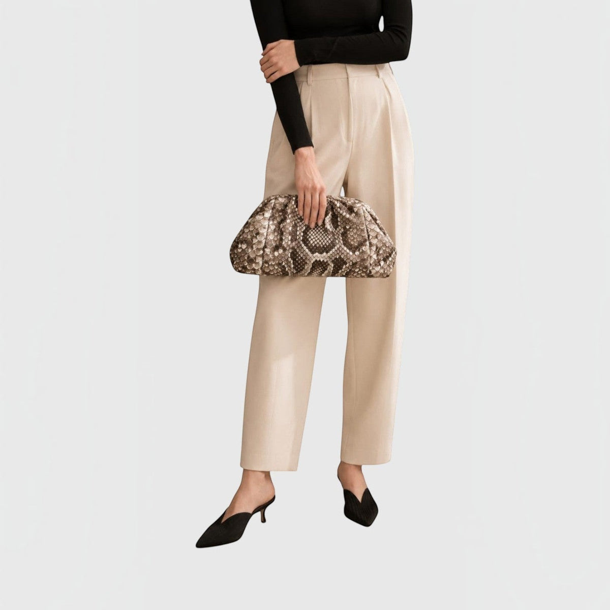 Pochette Python Cloud Clutch Leather craftman en cuir de python naturel avec silhouette sculpturale souple