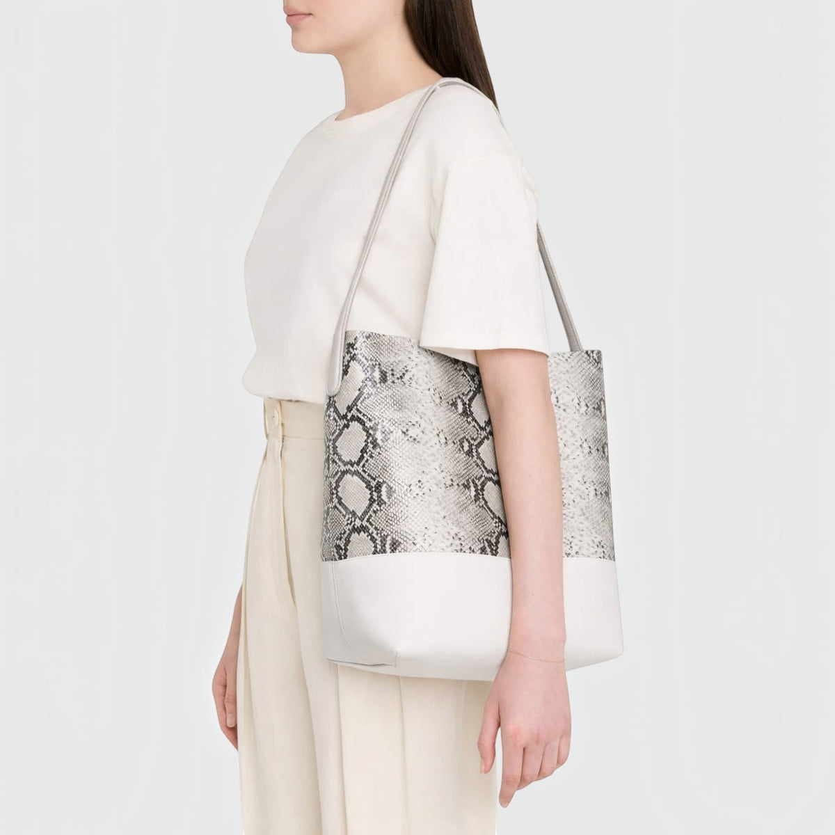 Sac cabas Riviera Python de Leather craftman en cuir véritable ivoire et peau de python naturelle porté à l'épaule