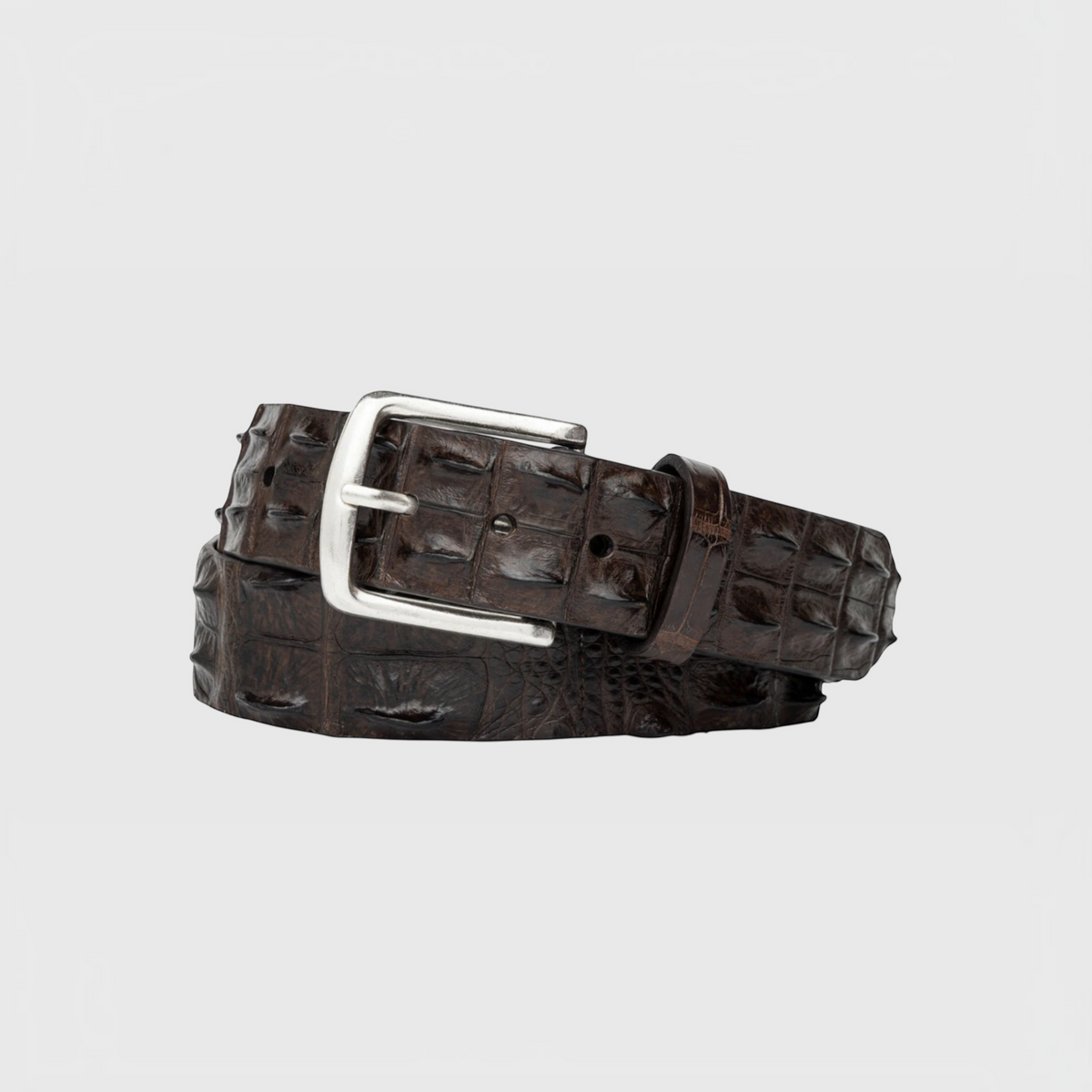 Ceinture Genuine Skins en cuir de crocodile marron avec boucle métallique, texture à écailles saillantes artisanale.