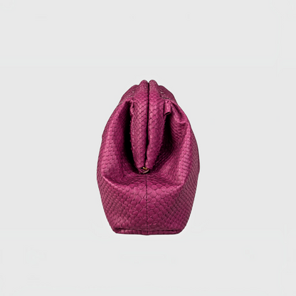 Pochette Genuine Skins en cuir de python violet prune avec texture d'écailles naturelle et silhouette structurée