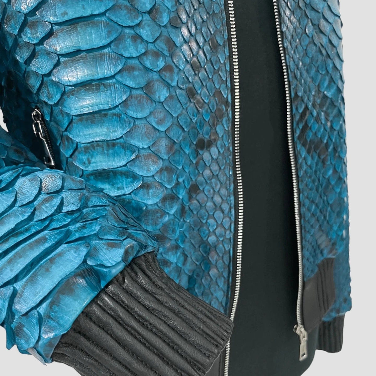 blaue Pythonlederjacke