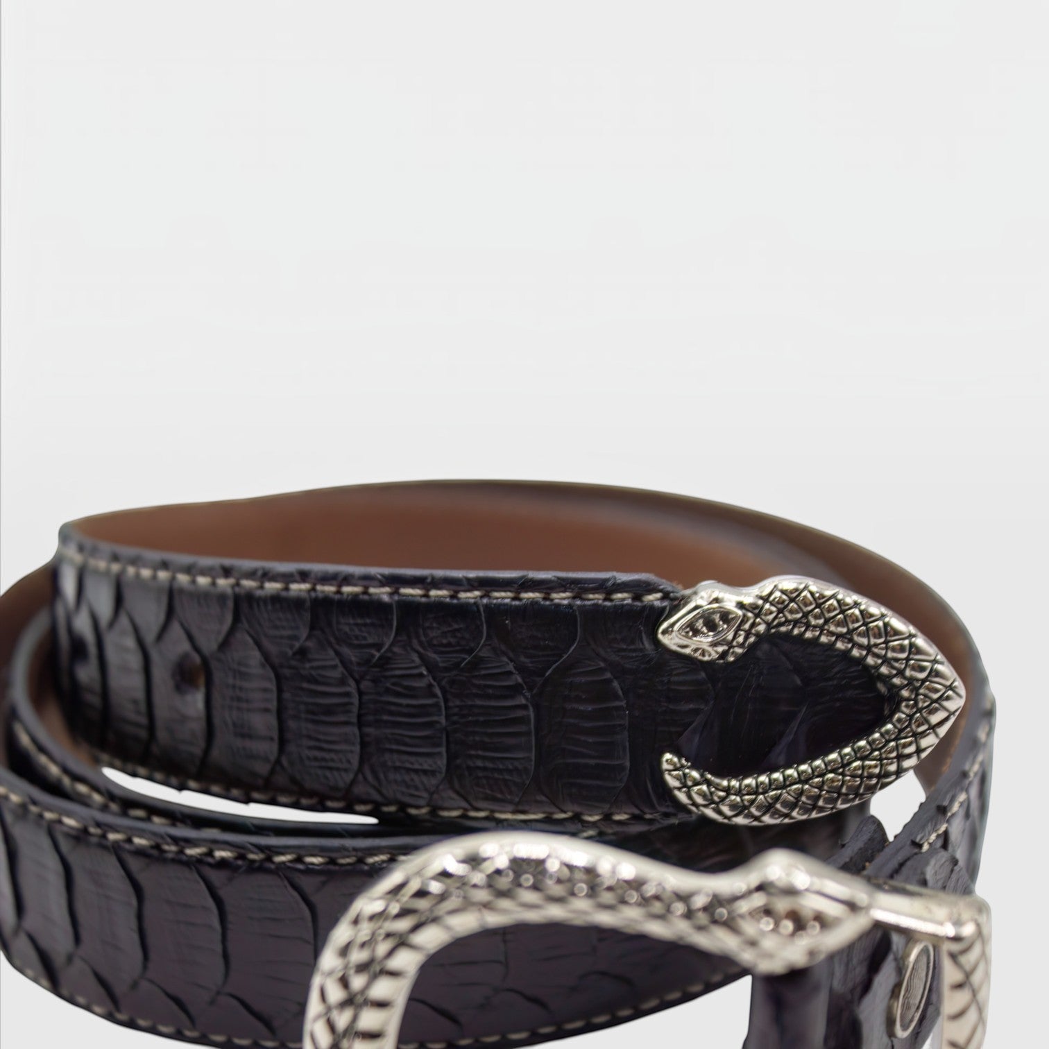 Ceinture Leather craftman en cuir noir façon serpent avec une boucle métallique argentée en forme de serpent