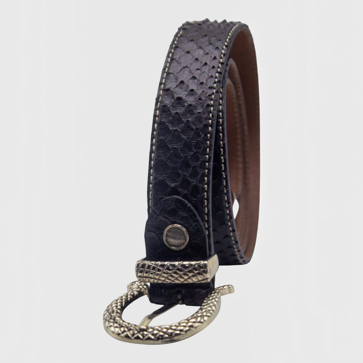Ceinture Leather craftman en cuir de serpent noir avec boucle travaillée artisanale, texture exotique et élégante.