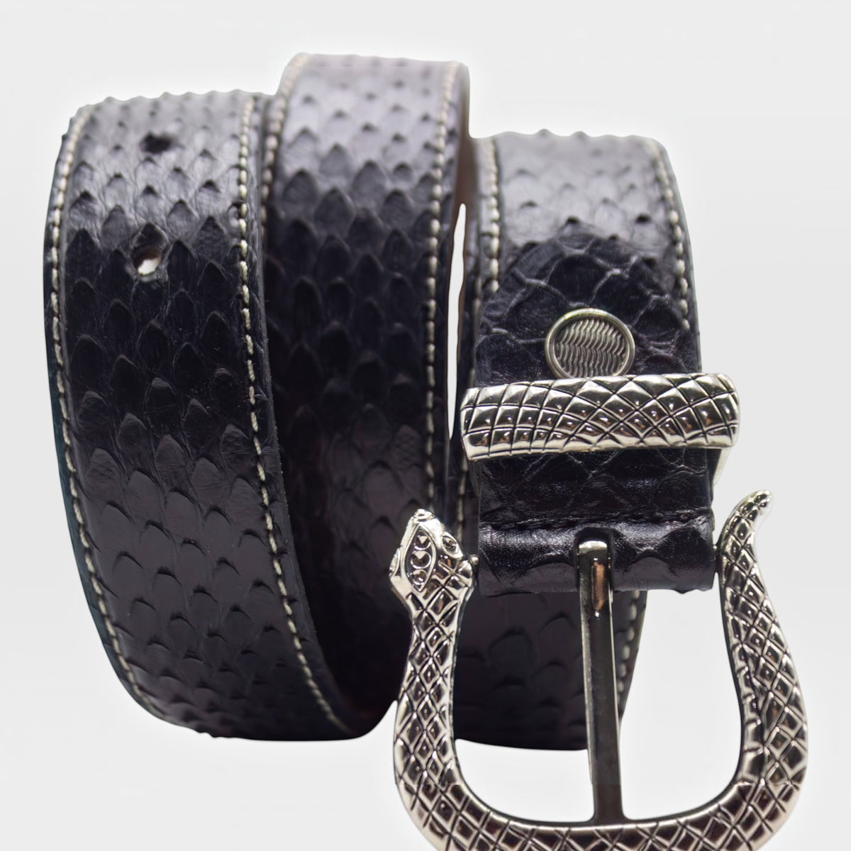 Ceinture Leather craftman en cuir de serpent noir avec boucle en métal argenté travaillée, artisanat marocain.