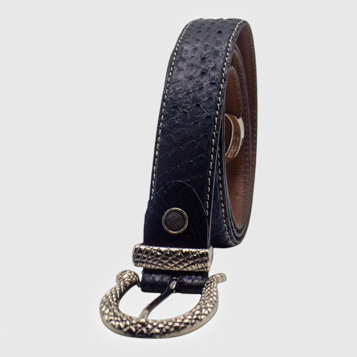 Ceinture Leather craftman en cuir de serpent noir avec boucle métallique texturée artisanale