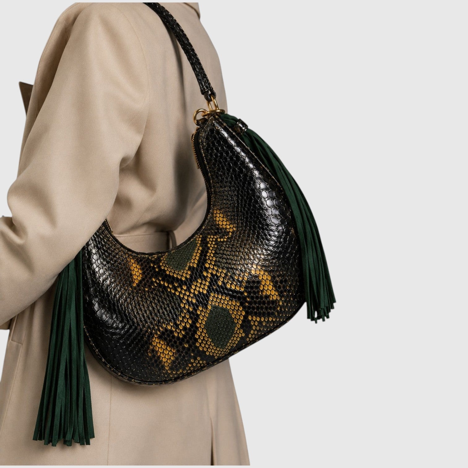 Sac hobo Fofana Bag par Leather craftman en cuir de python noir et jaune avec pompons en daim vert portÃ© Ã  l'Ã©paule
