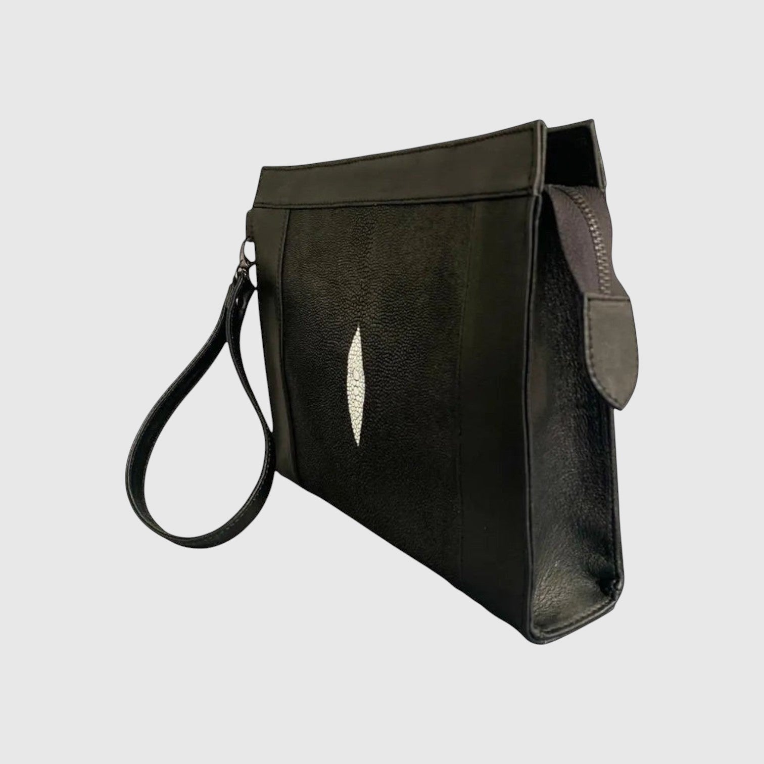 Pochette Leather craftman en cuir noir avec détail central en galuchat et dragonne amovible