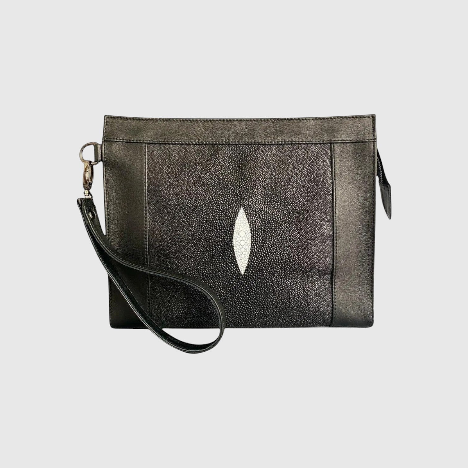 Pochette Leather craftman en cuir noir avec détail central en galuchat et dragonne amovible