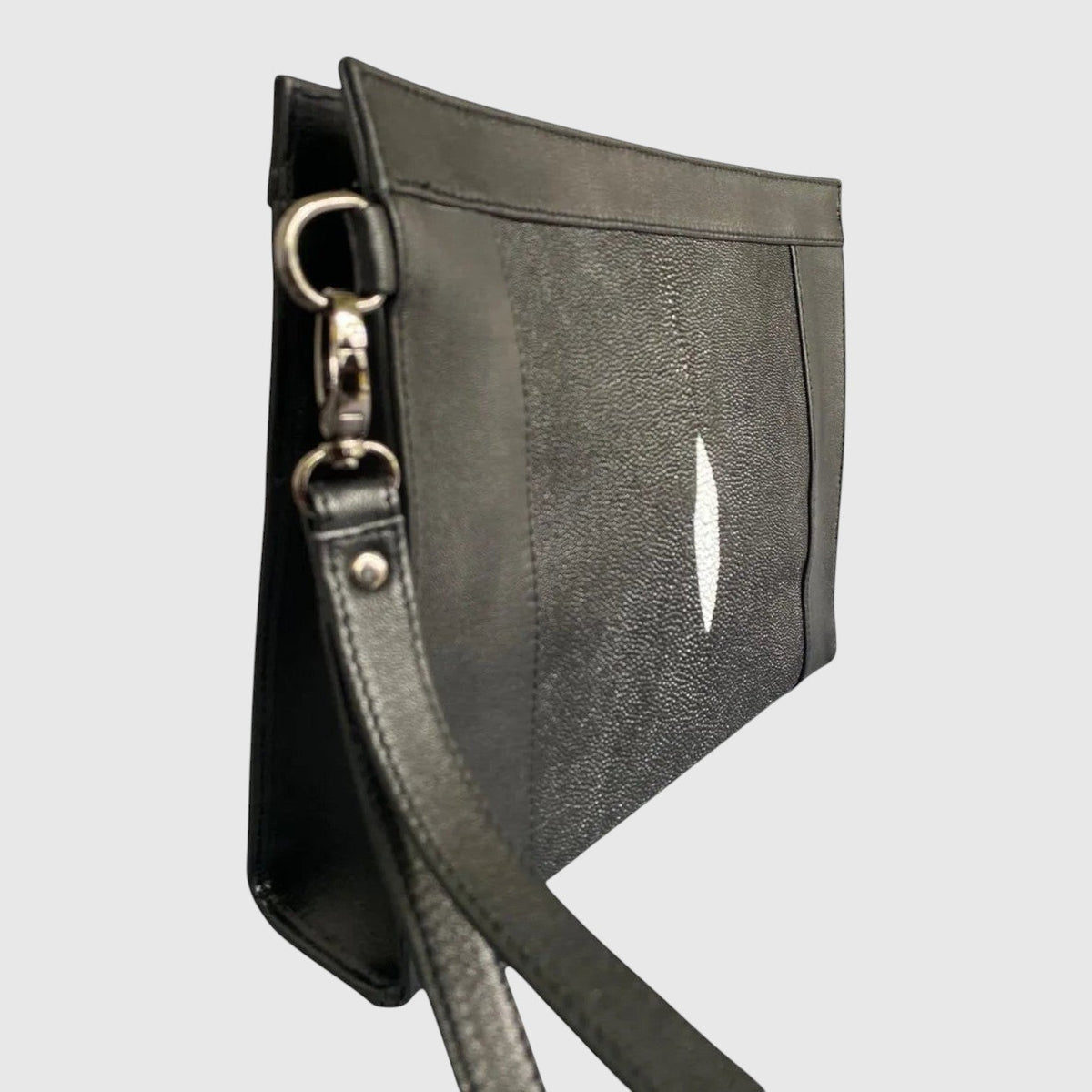 Pochette Leather craftman en cuir noir avec détail central en galuchat et dragonne amovible