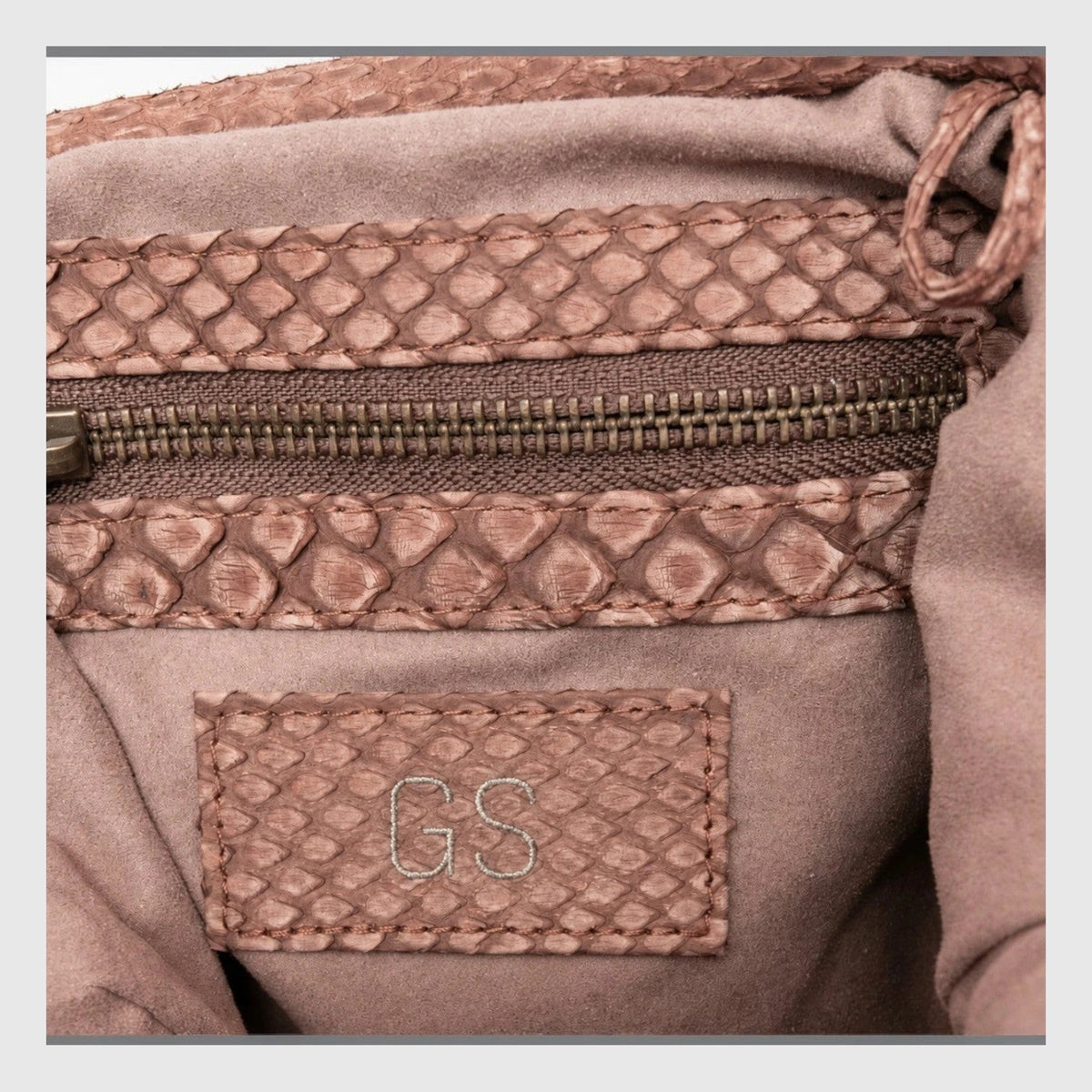 Intérieur de la pochette Leather craftman Python Cloud en cuir de python naturel rose avec fermeture éclair et logo GS