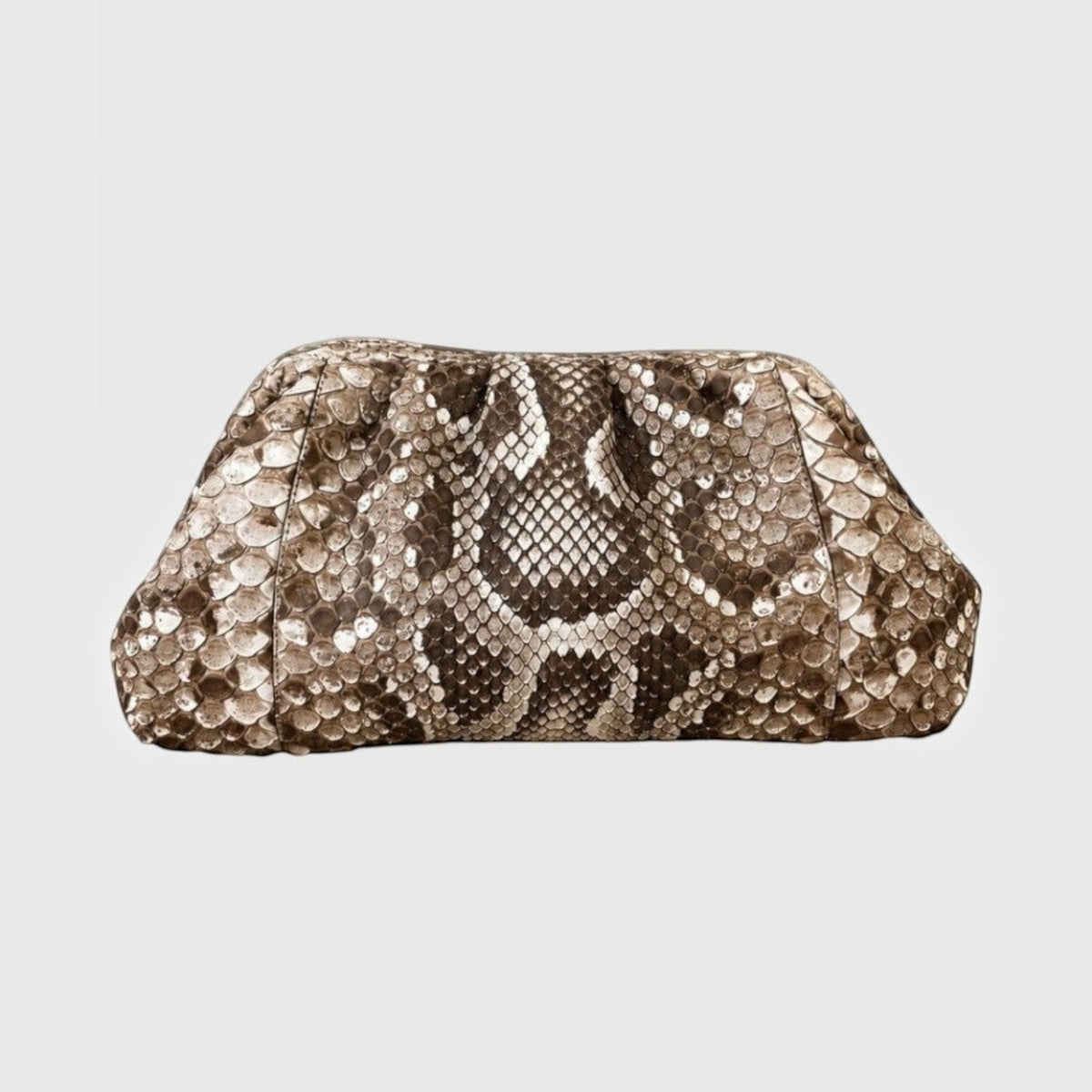 Pochette Cloud Leather craftman en cuir de python naturel avec silhouette sculpturale et motif unique