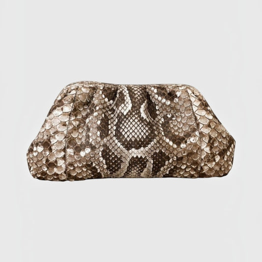 Pochette Cloud Leather craftman en cuir de python naturel avec silhouette sculpturale et motif unique