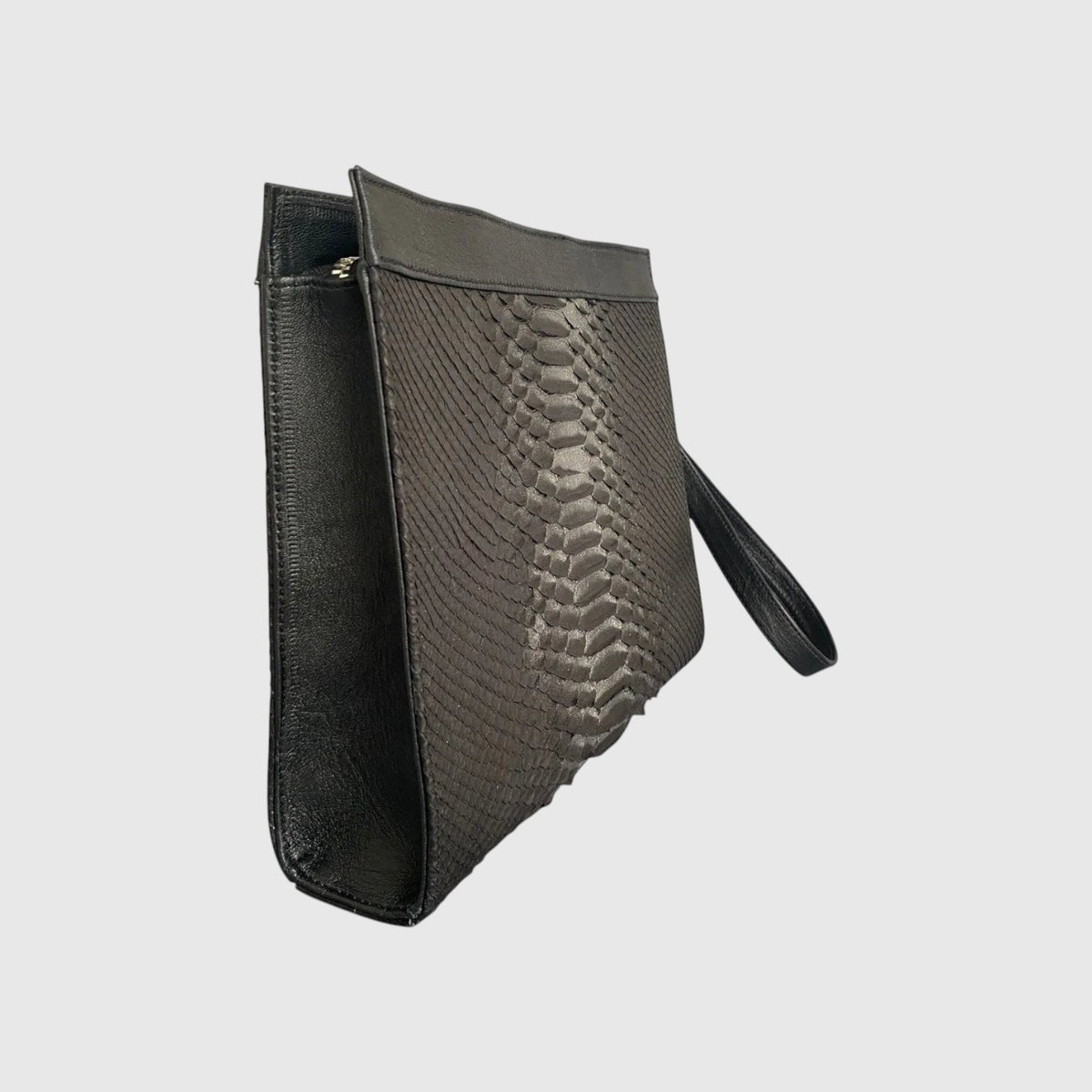 Pochette Leather craftman en cuir de python noir avec dragonne amovible et texture à écailles naturelles