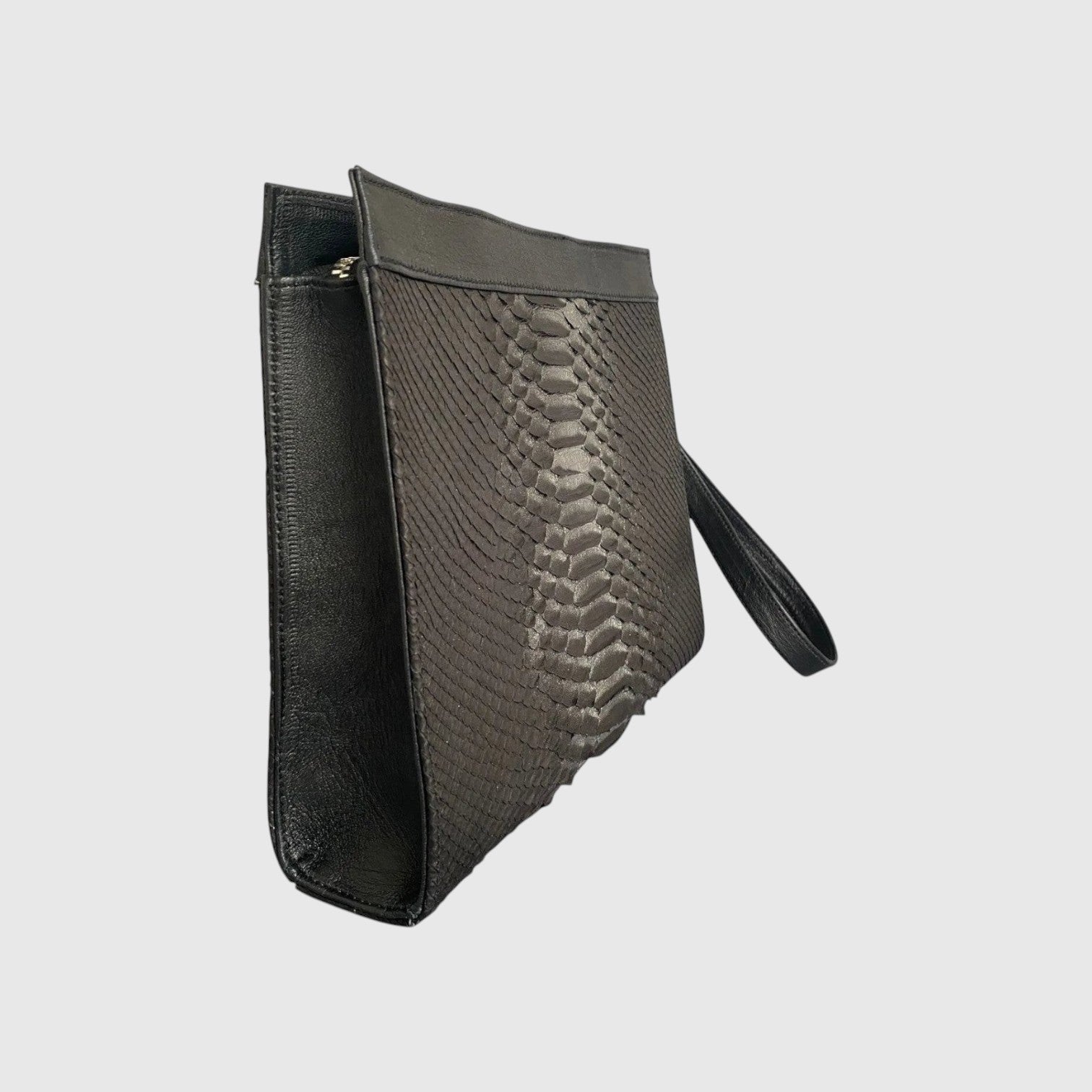 Pochette Leather craftman en cuir de python noir avec dragonne amovible et texture à écailles naturelles