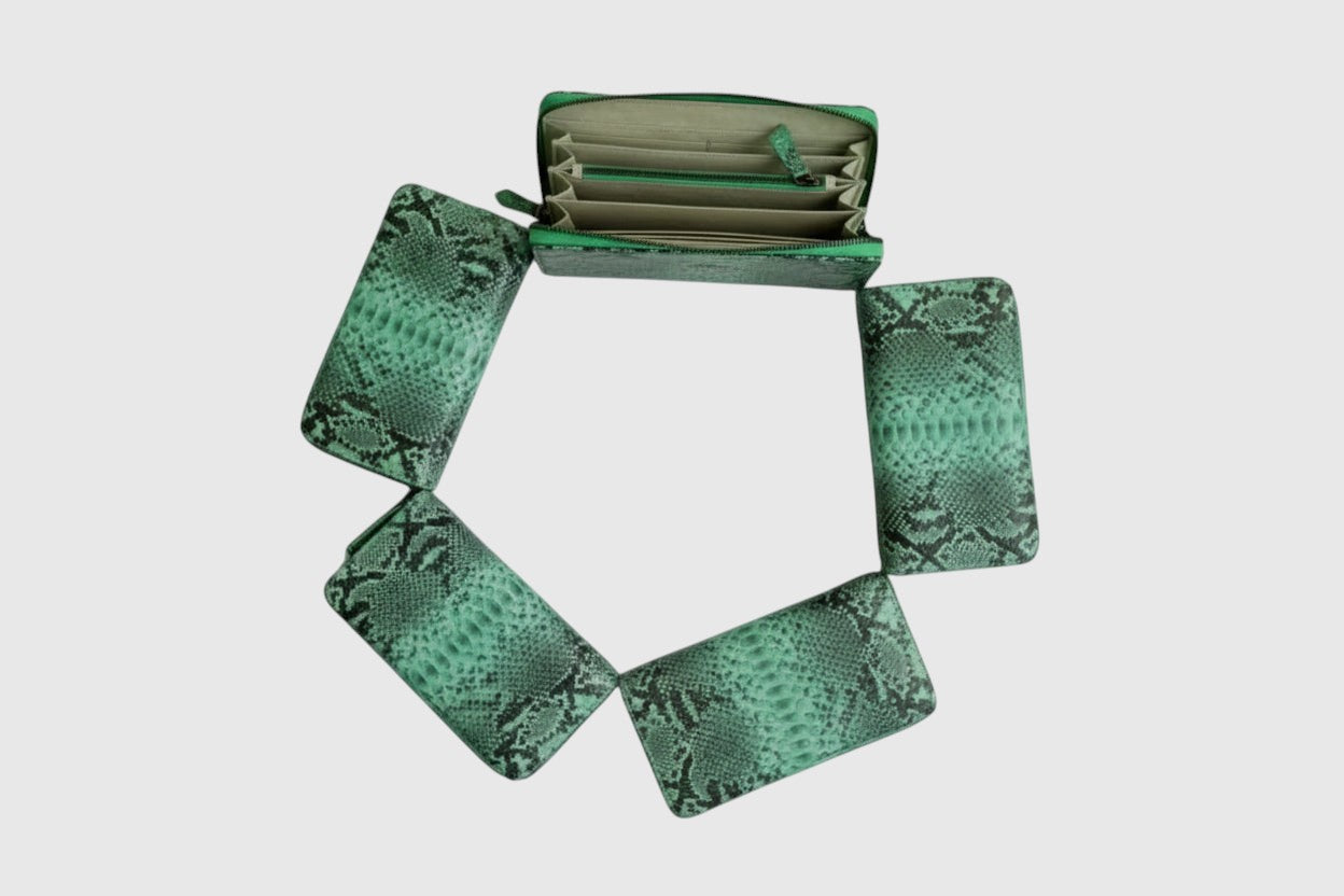 Portefeuille Leather craftman en cuir de serpent vert fait main avec plusieurs compartiments et fermetures éclair