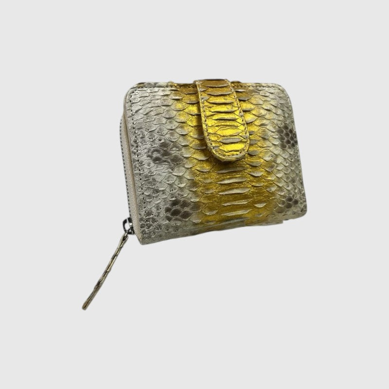 Portefeuille Leather craftman en cuir de python véritable avec des accents dorés et une fermeture éclair robuste.