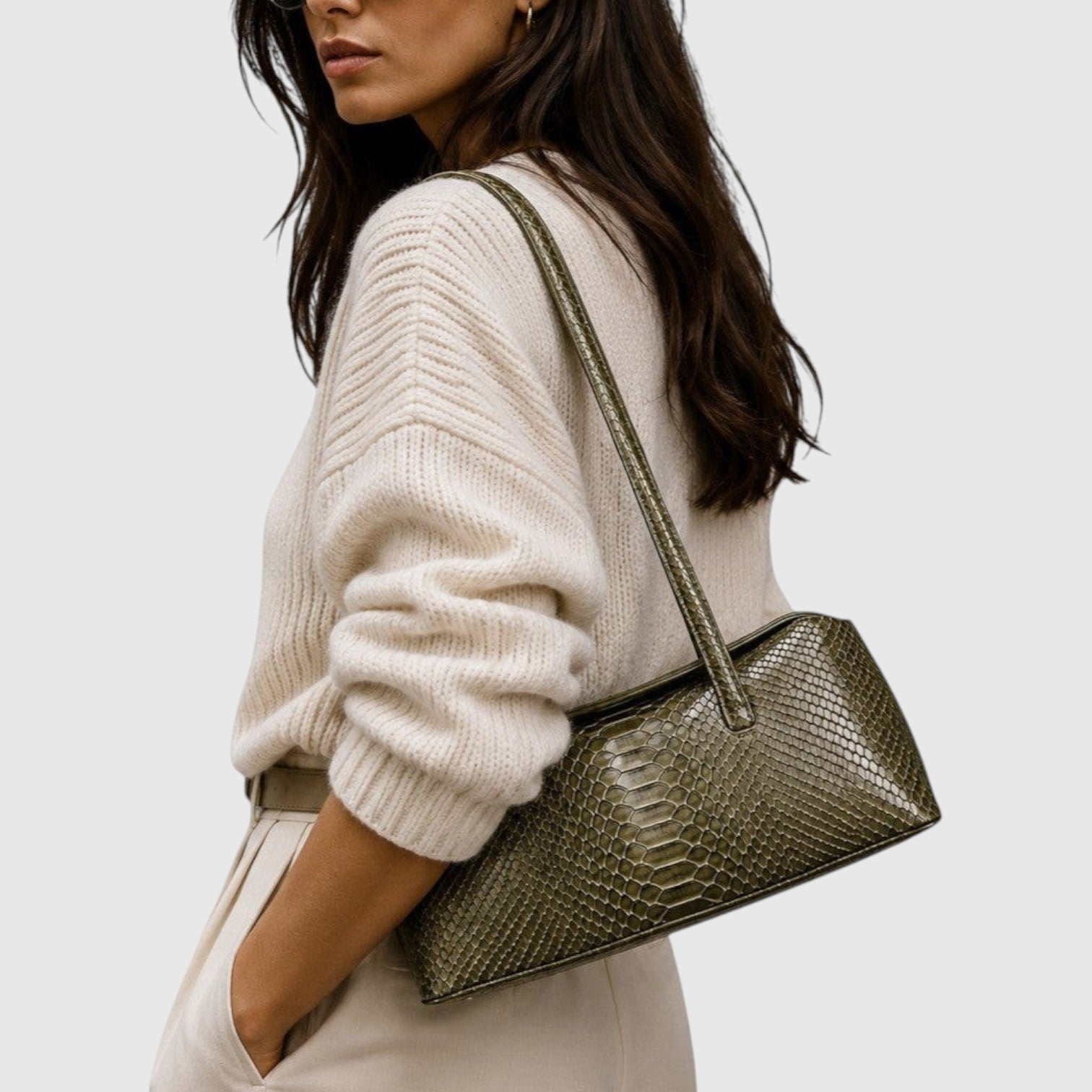 Sac à main Leather craftman en cuir de python vert avec texture écailles, porté à l'épaule par une femme
