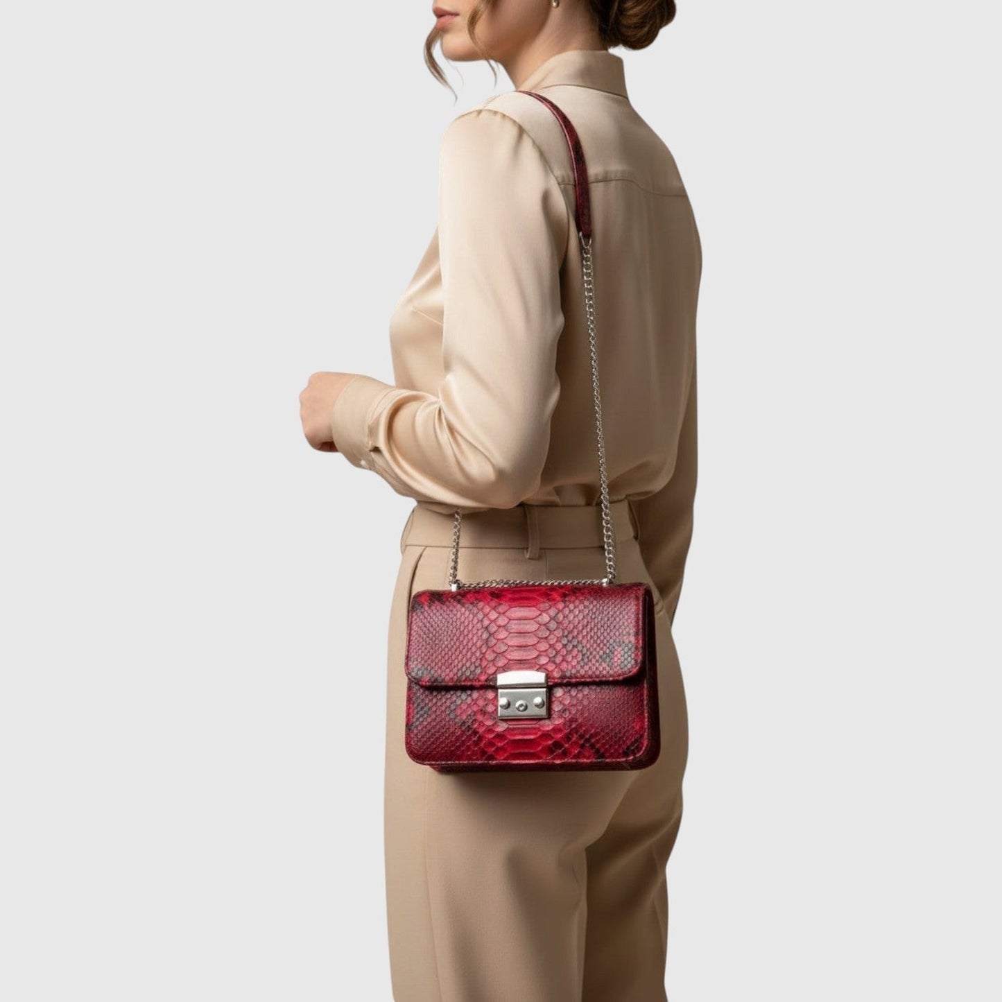 Sac à bandoulière Leather craftman en cuir véritable rouge rubis avec texture python et chaîne métallique élégante