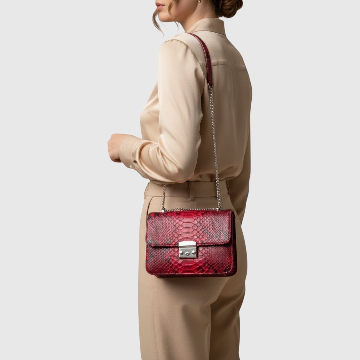 Sac à bandoulière Leather craftman en cuir véritable rouge rubis avec texture python et chaîne métallique élégante