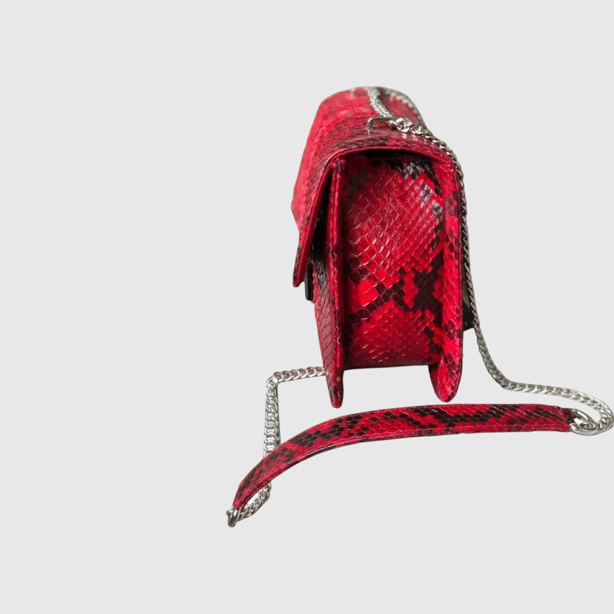Sac à bandoulière Leather craftman en cuir rouge rubis avec texture python et chaîne métallique élégante