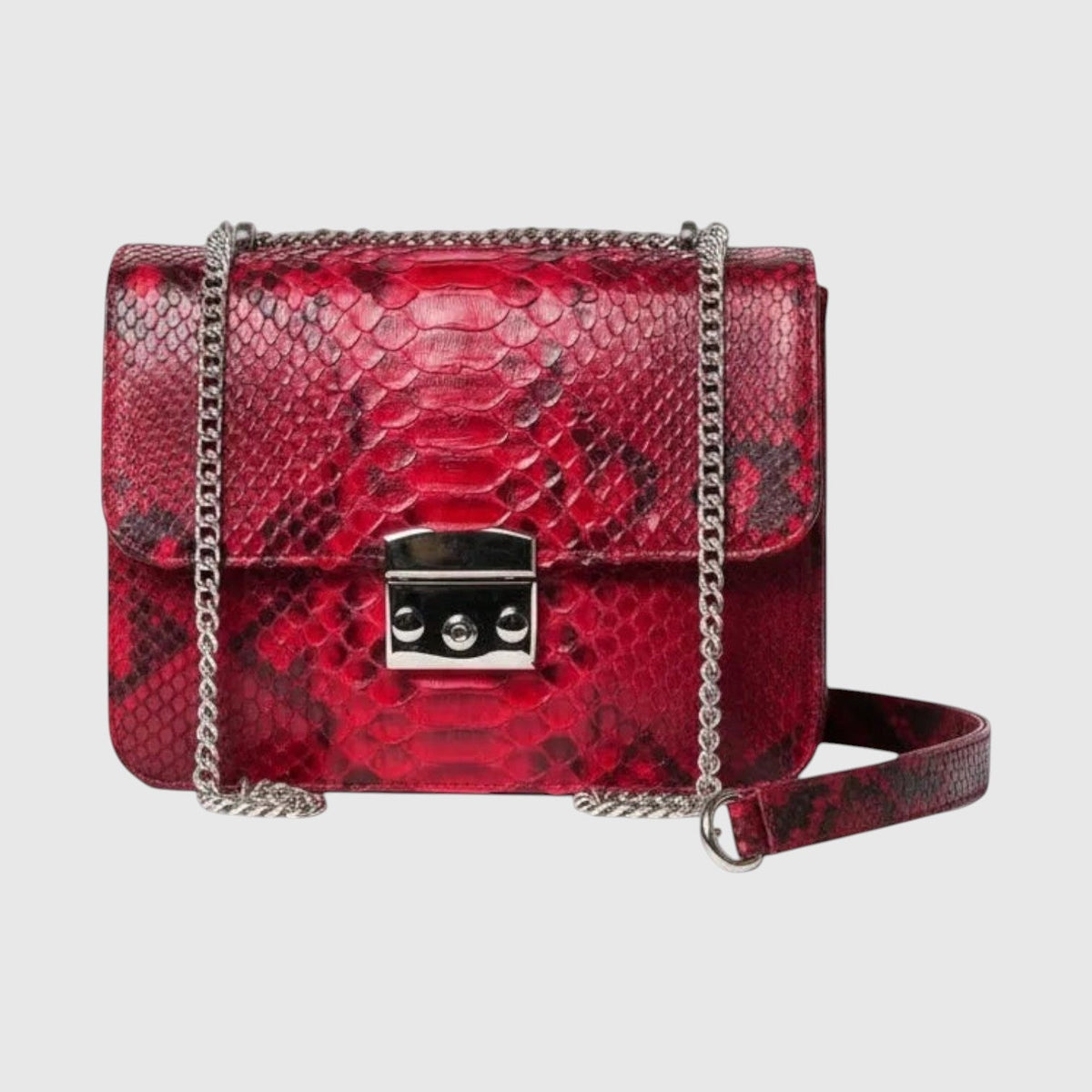 Sac à bandoulière Leather craftman en cuir véritable rouge rubis avec texture python et chaîne métallique élégante.
