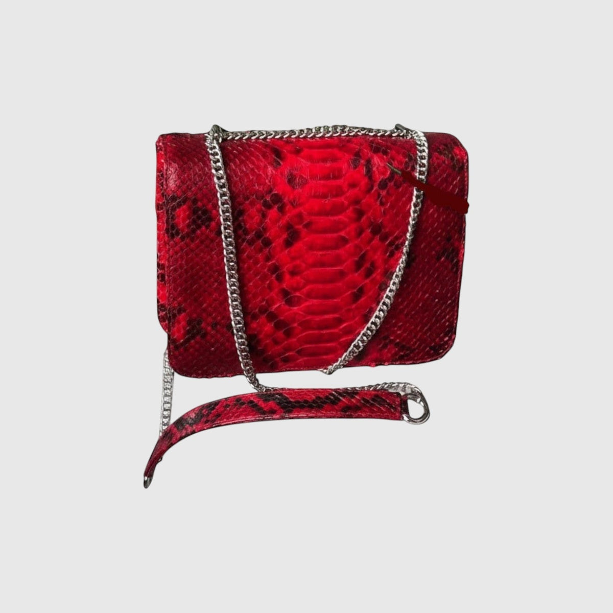 Sac à bandoulière Leather craftman en cuir véritable rouge rubis avec texture python embossée et chaîne métallique.