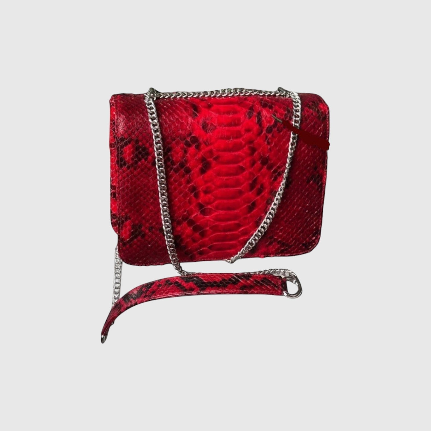 Sac à bandoulière Leather craftman en cuir véritable rouge rubis avec texture python embossée et chaîne métallique.