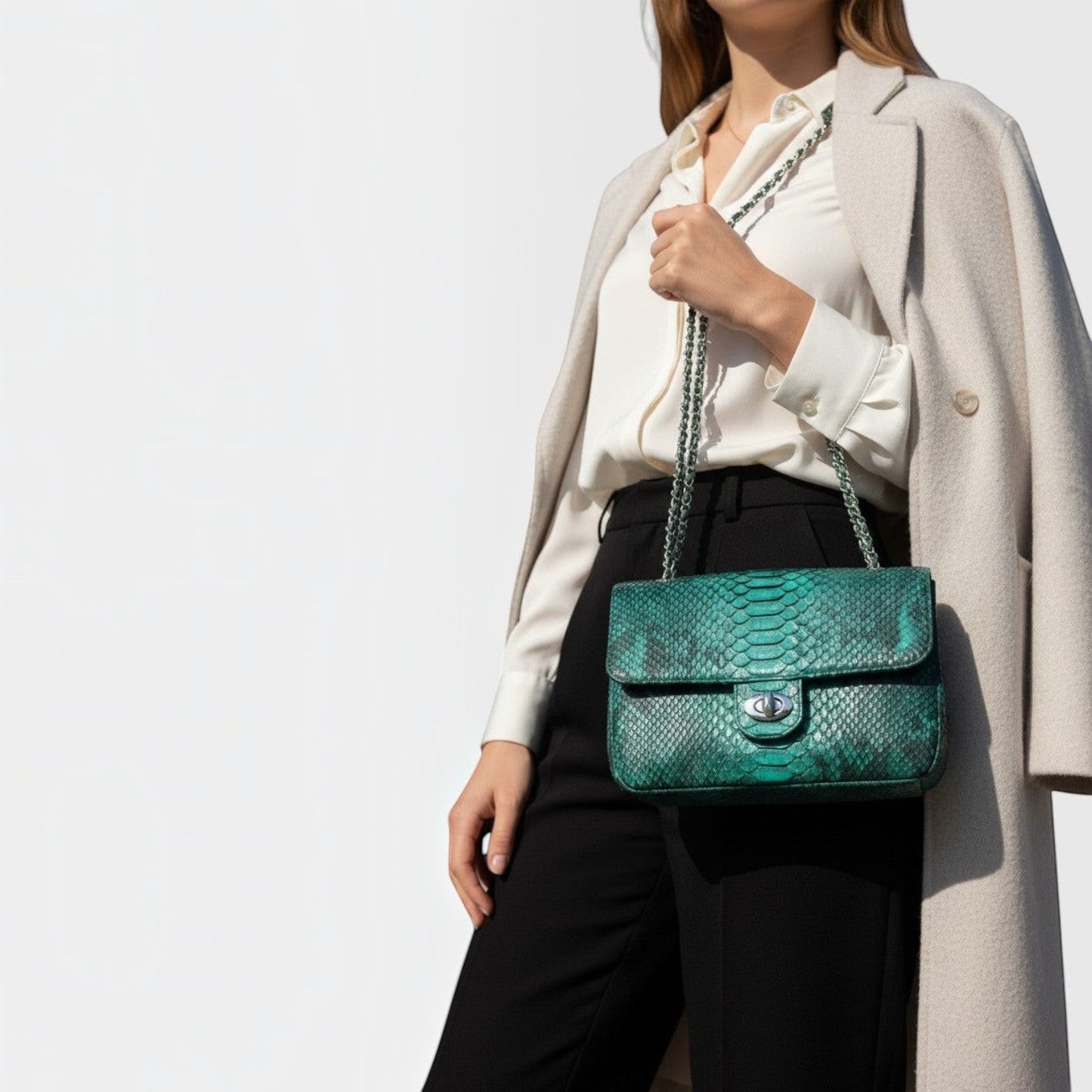 Sac à bandoulière Leather craftman en cuir véritable vert émeraude avec texture python et chaîne métallique élégante
