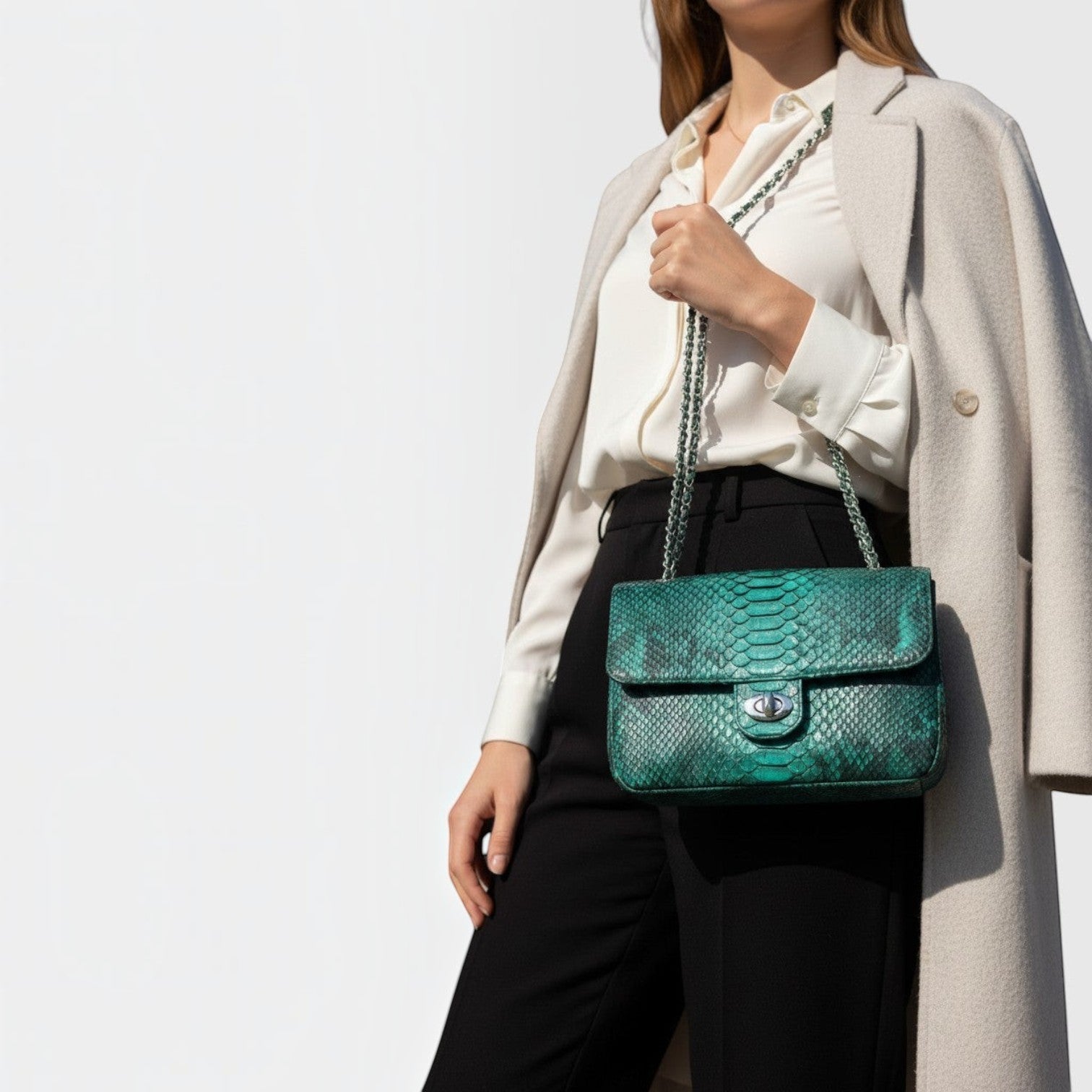 Sac à bandoulière Leather craftman en cuir véritable vert émeraude avec texture python et chaîne métallique élégante