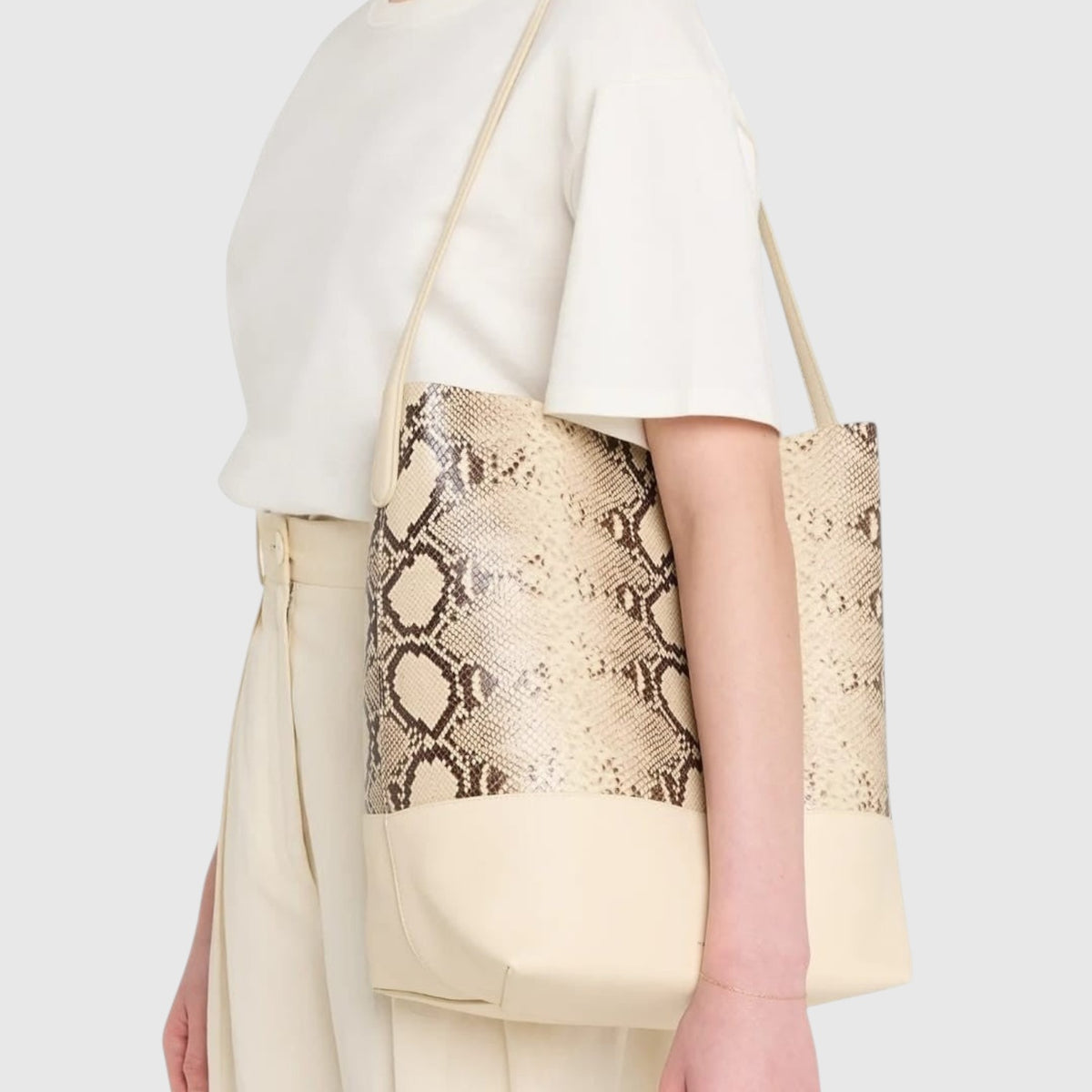 Sac cabas Savannah Leather craftman en cuir de python naturel beige et marron avec base en cuir lisse porté à l'épaule