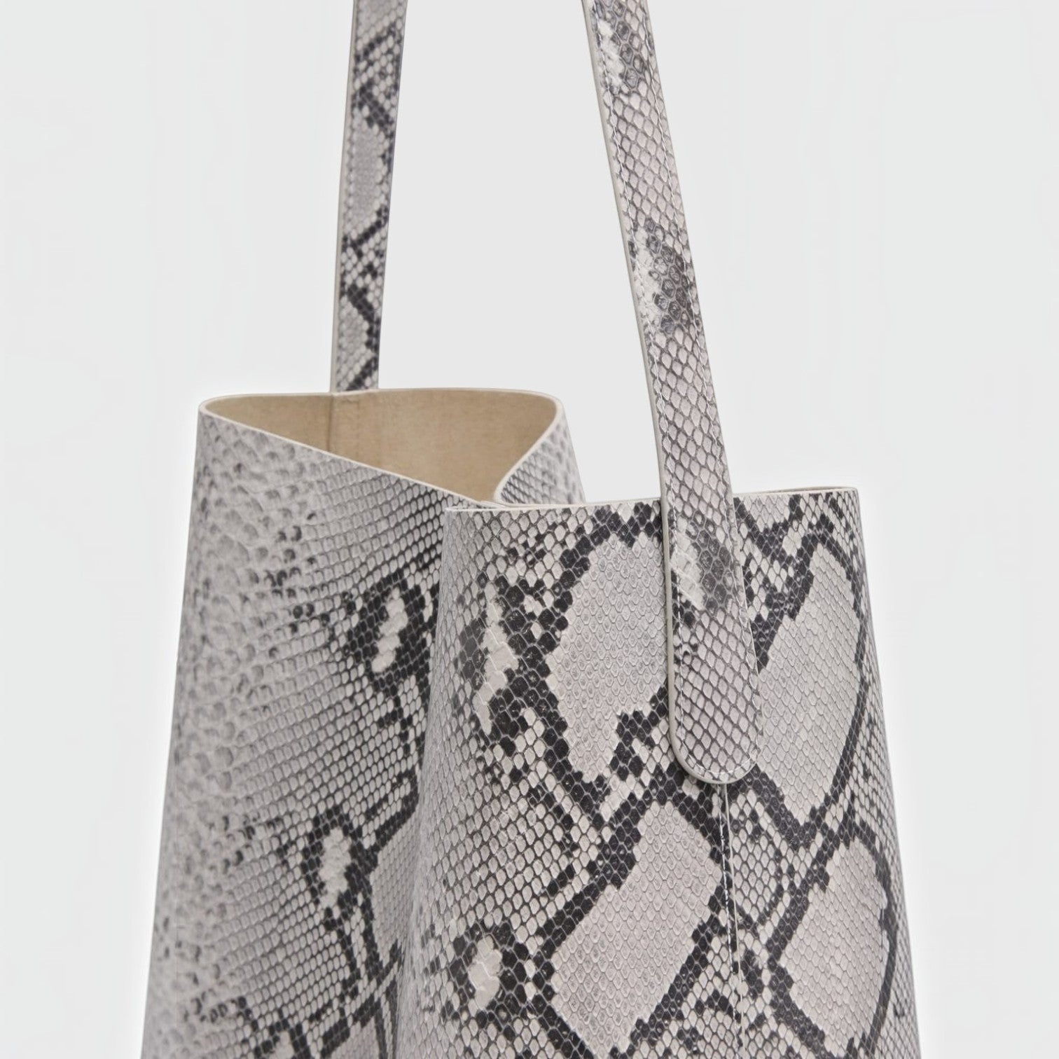 Sac cabas Riviera Python de Leather craftman en cuir de python naturel ivoire et gris avec bandoulière élégante