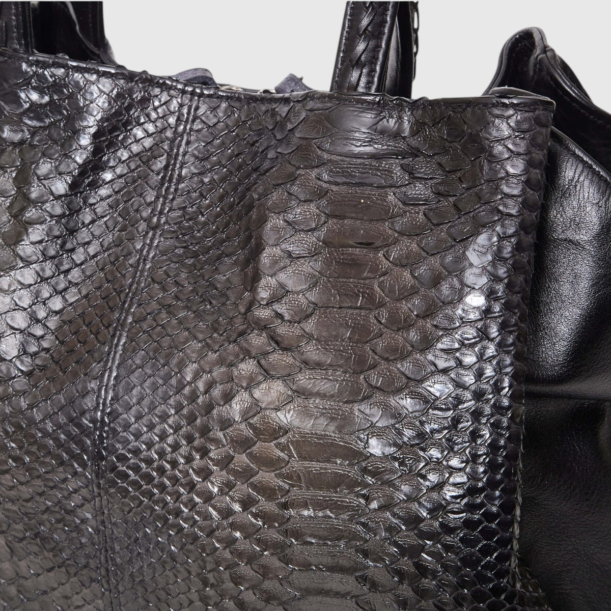 Sac cabas Leather craftman en cuir de python noir brillant avec texture écailles naturelle et anses robustes