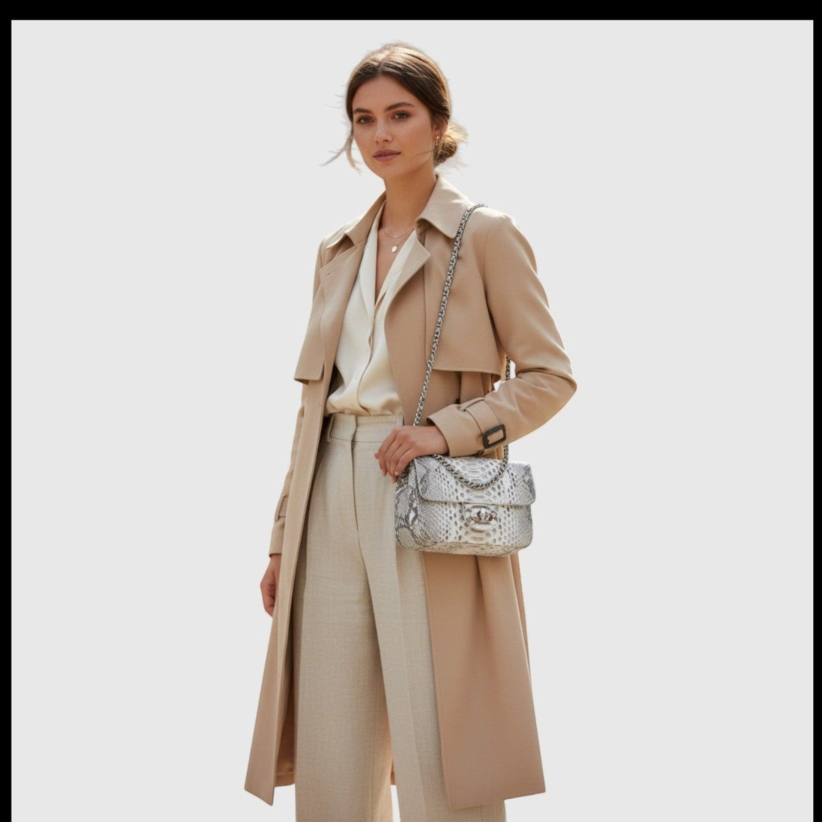Femme portant un sac à bandoulière Leather craftman en cuir gaufré python avec chaîne métallique et fermeture pivotante