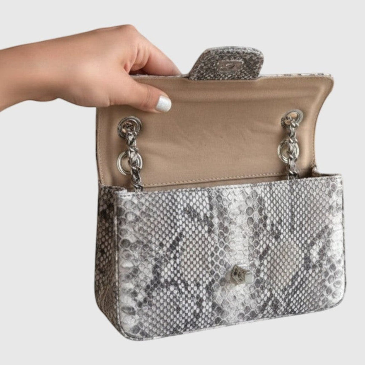 Sac à main Leather craftman en cuir véritable avec texture python, bandoulière chaîne métallique et fermoir pivotant.