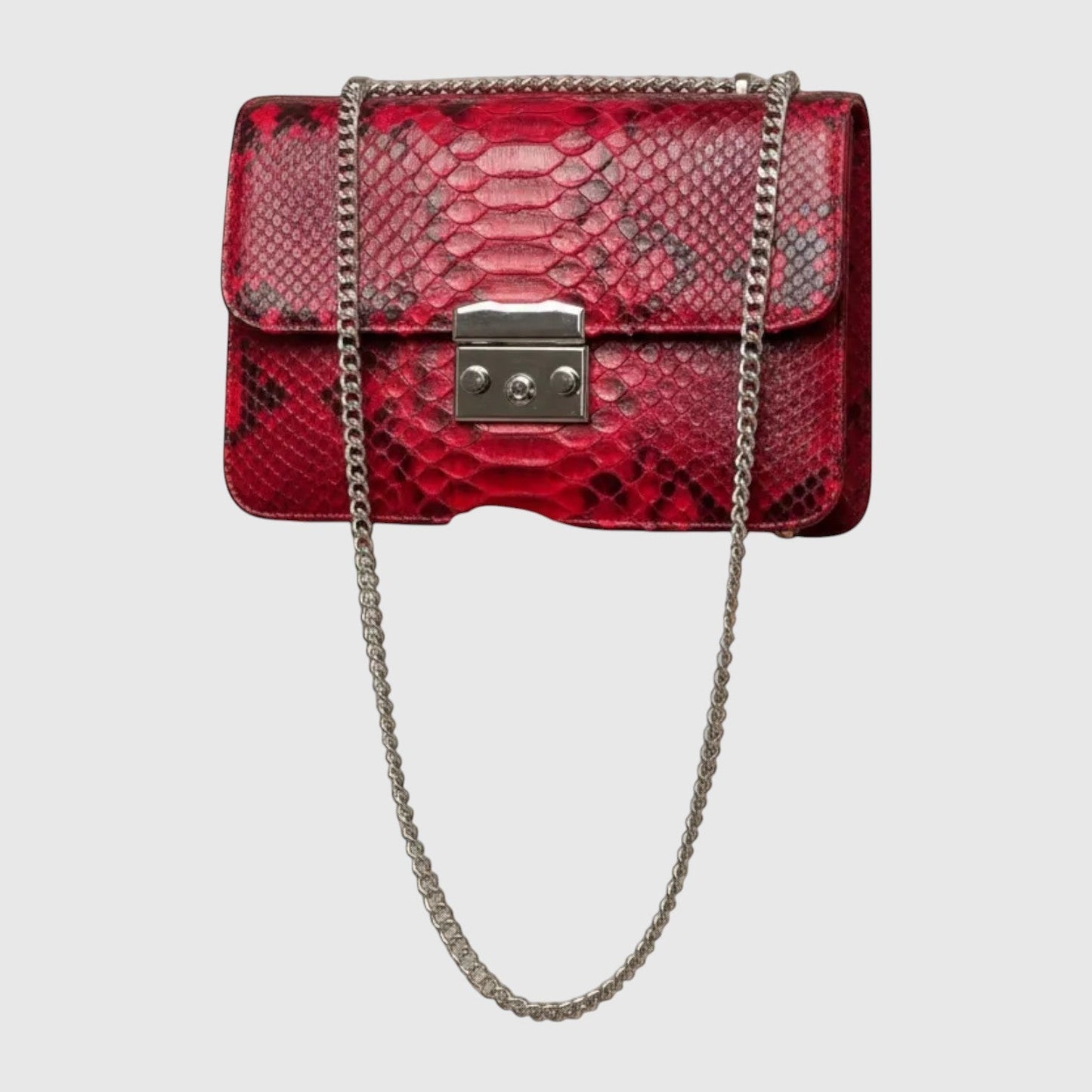 Sac à bandoulière Leather craftman en cuir véritable rouge rubis avec texture python et chaîne métallique élégante.