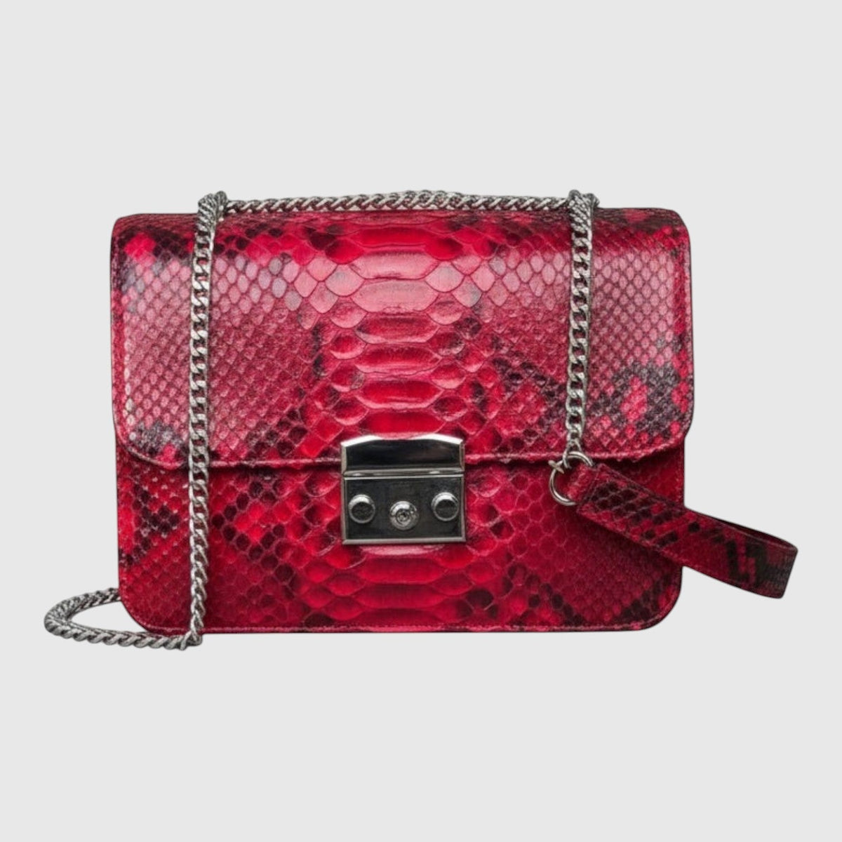Sac à bandoulière Leather craftman en cuir véritable rouge rubis avec texture python et chaîne métallique élégante.