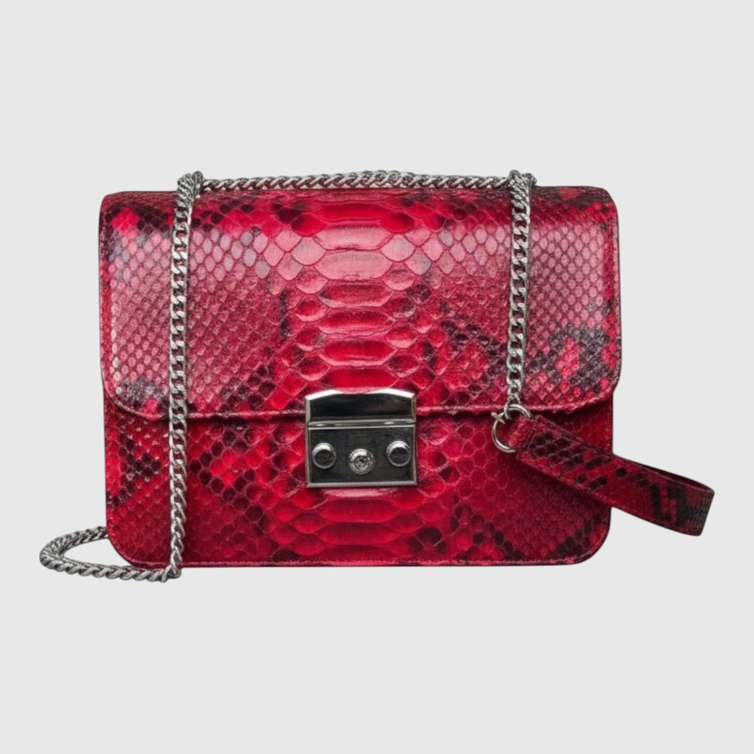 Sac à bandoulière Leather craftman en cuir véritable rouge rubis avec texture python et chaîne métallique élégante.
