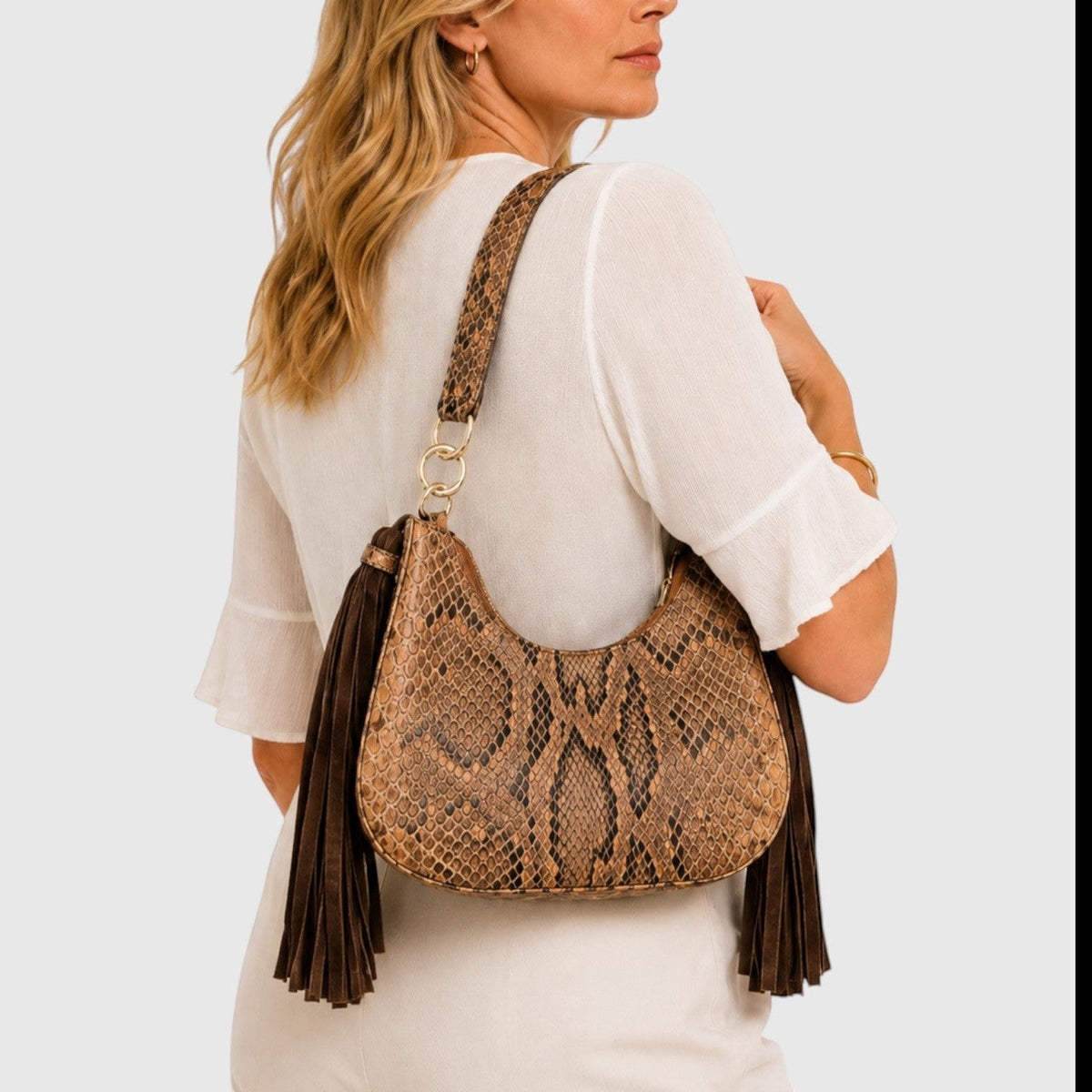 Sac Fofana Sahara en cuir de serpent marron avec pompons en daim port&eacute; &agrave; l&eacute;paule par Leather craftman