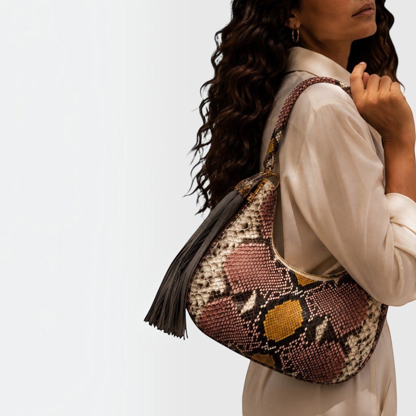 Sac hobo Fofana Bag de Leather craftman en cuir de python multicolore avec pompons en daim et détails dorés