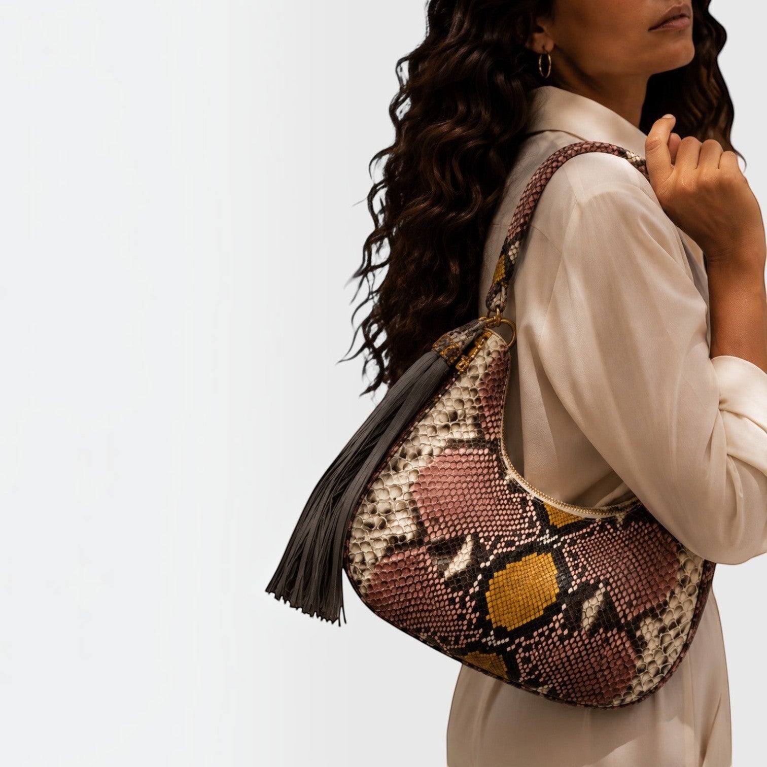Sac hobo Fofana Bag de Leather craftman en cuir de python multicolore avec pompons en daim et détails dorés