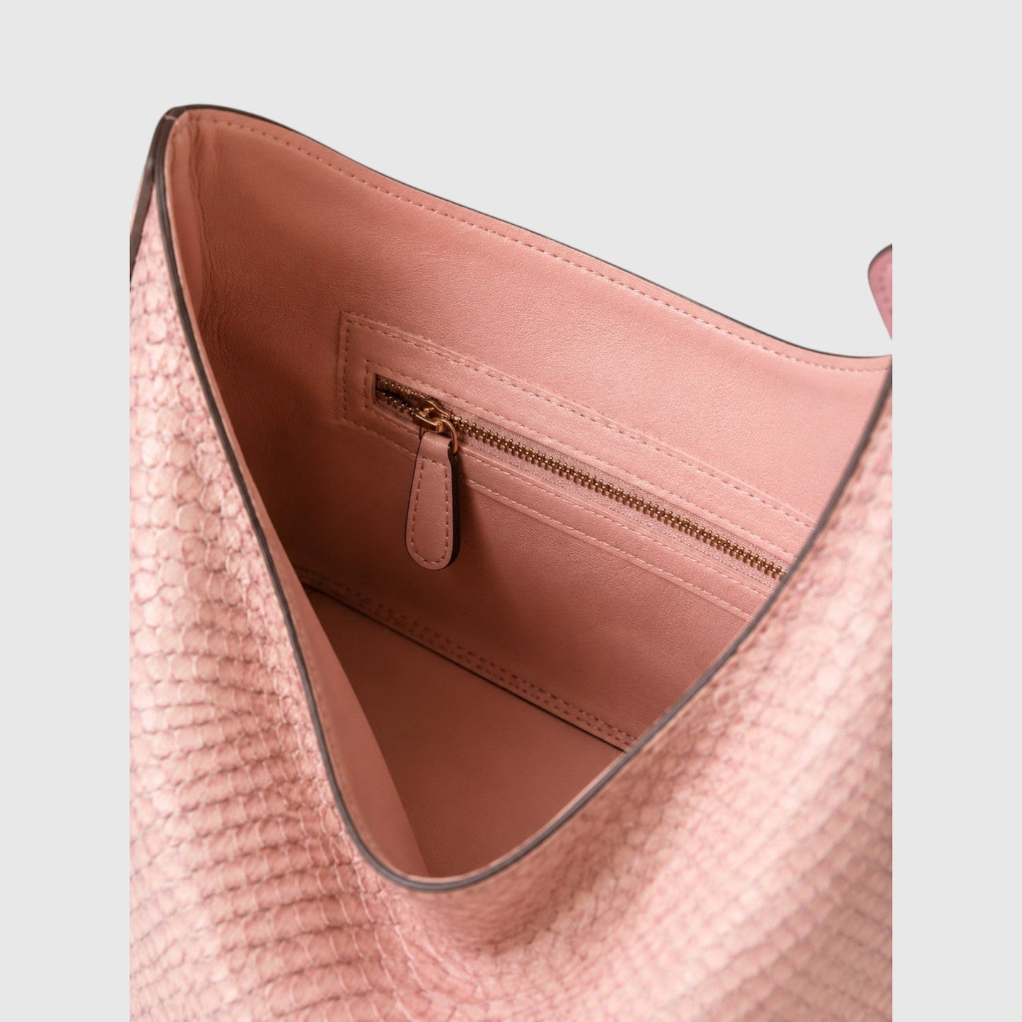 Intérieur doublé en cuir rose d'un sac hobo Leather craftman en python véritable avec poche zippée