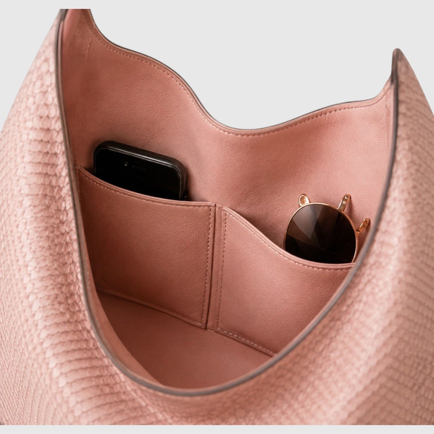 Intérieur du sac hobo Leather craftman en cuir de python rose poudré avec poches de rangement pour téléphone et lunettes