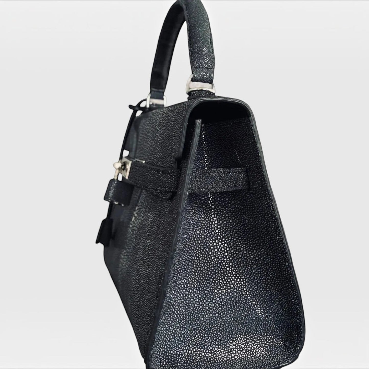 Sac à main structuré Leather craftman en cuir de galuchat noir avec texture perlée et fermoir métallique argenté