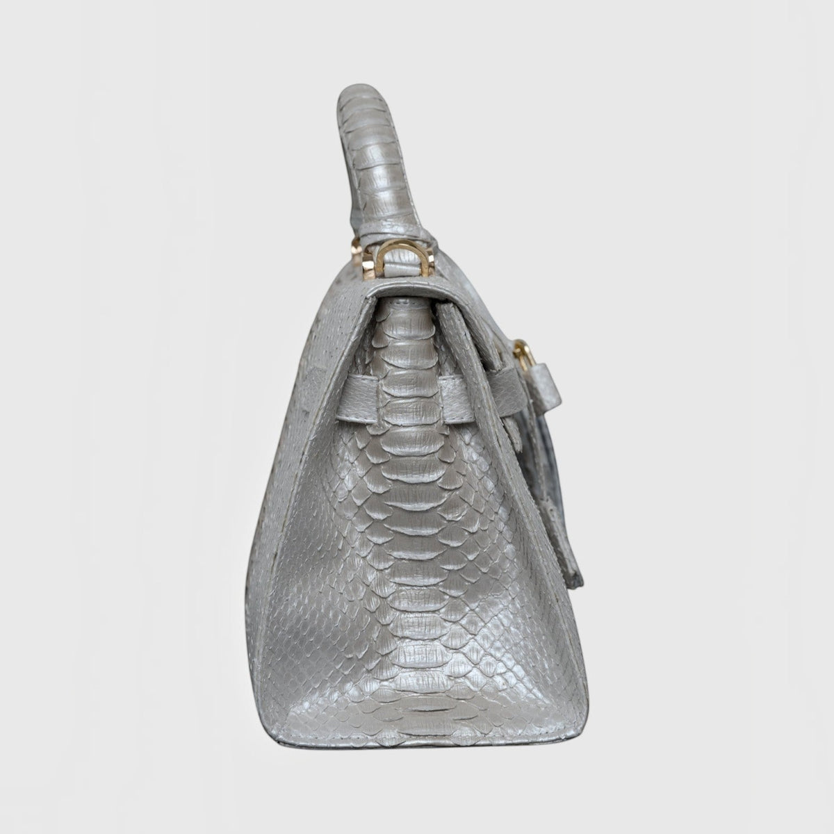 Sac à main Leather craftman Snow Python en cuir de serpent blanc avec détails dorés, vue de profil