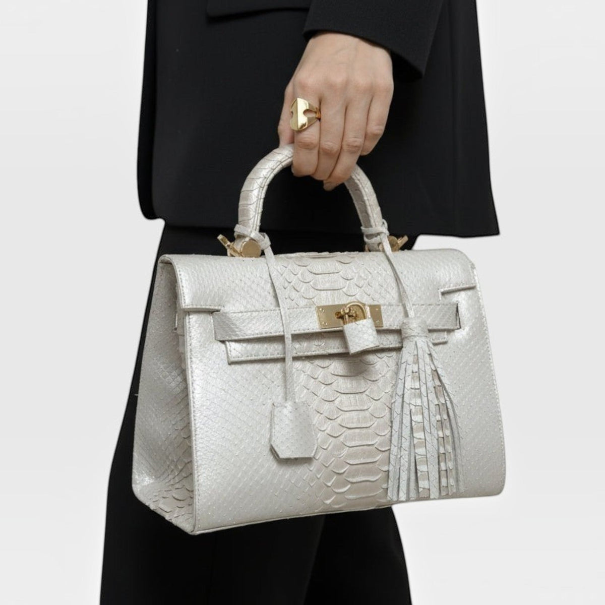 Sac à main Snow Python Bag Leather craftman en cuir de serpent blanc avec détails dorés porté à la main