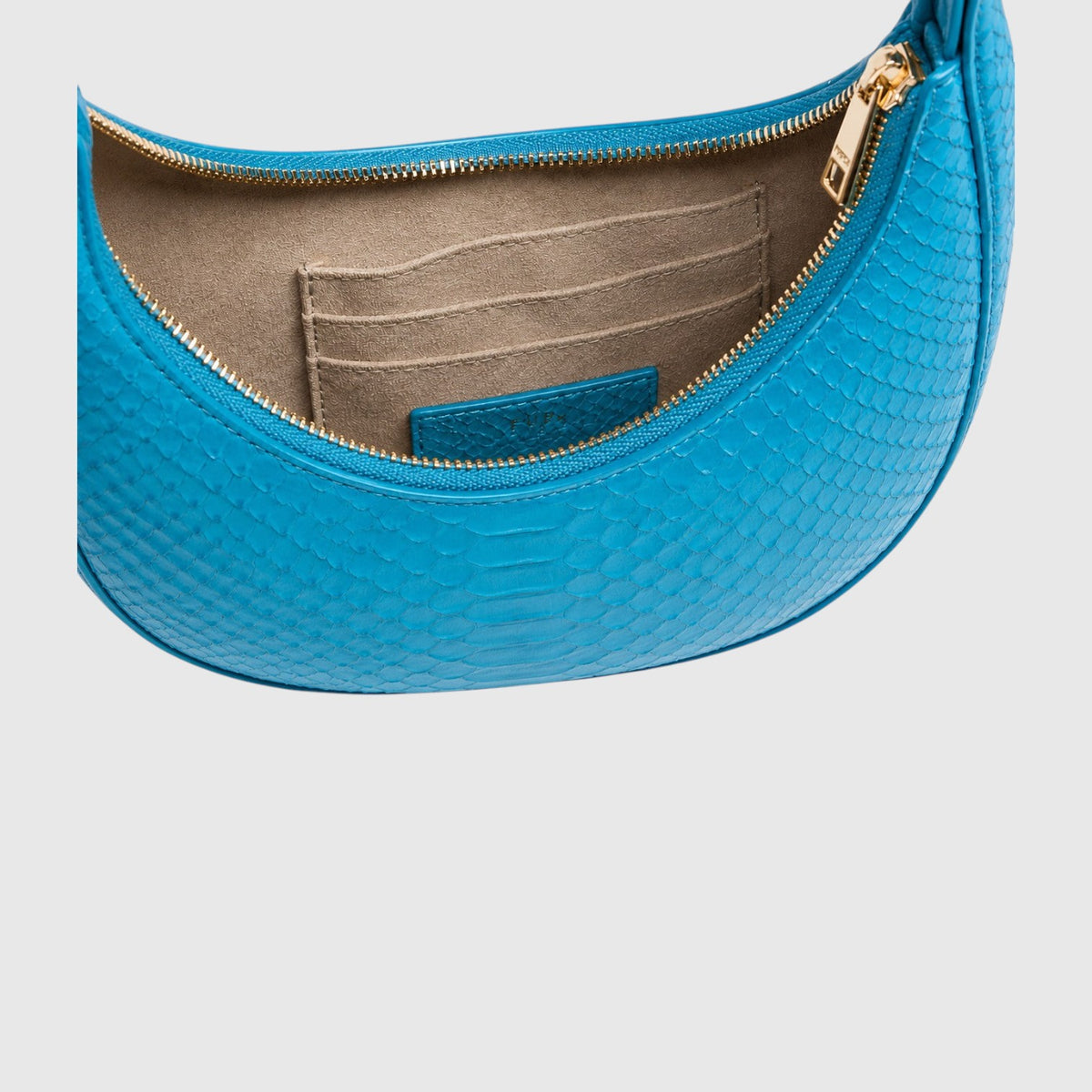 Sac demi-lune Leather craftman en cuir bleu façon python avec fermeture éclair dorée et poches intérieures
