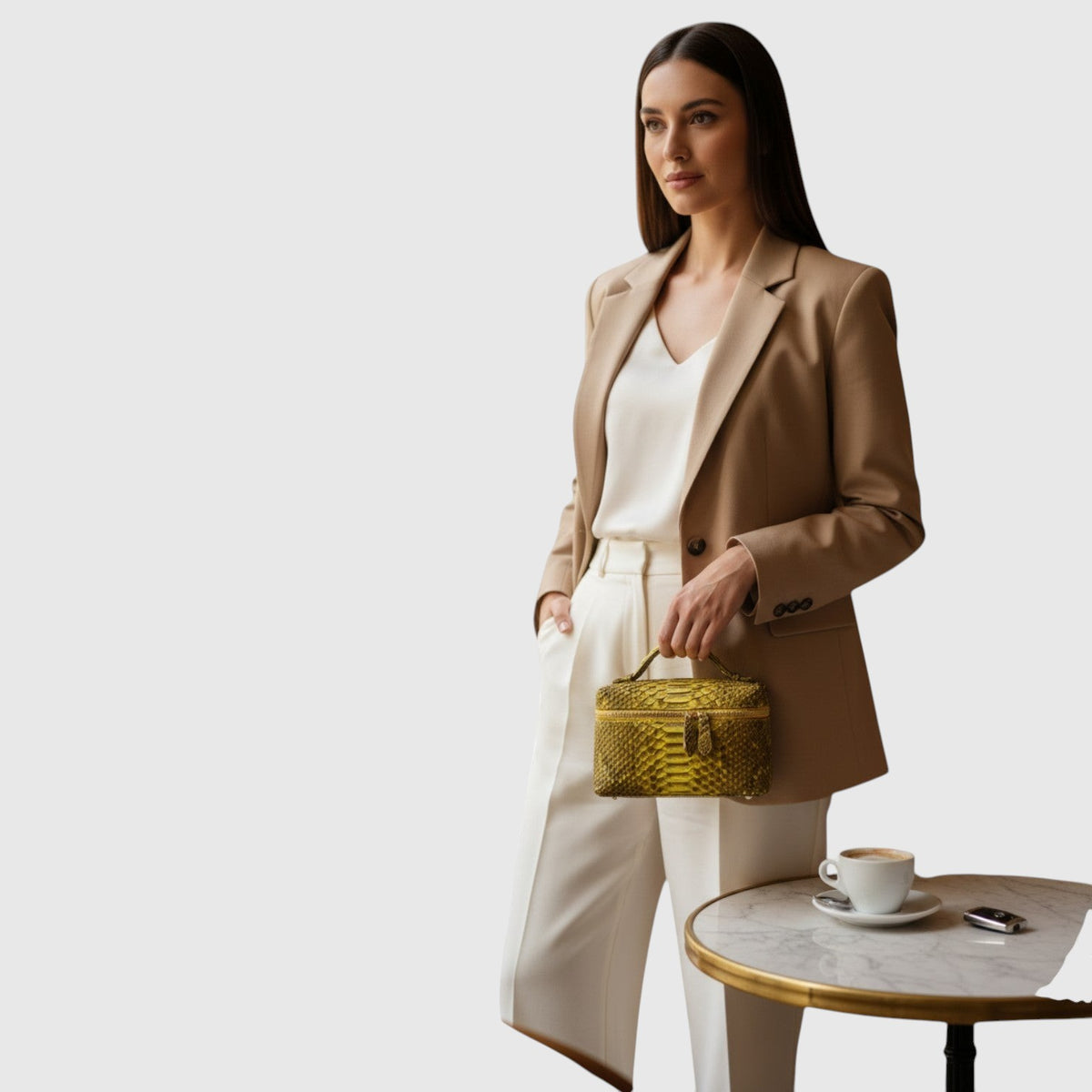 Femme élégante portant un sac à main Leather craftman en cuir de python doré avec poignée et fermeture éclair dorée