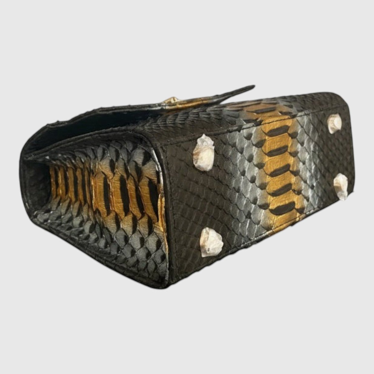 Sac à main Leather craftman en cuir de python noir et doré avec clous de protection sous la base