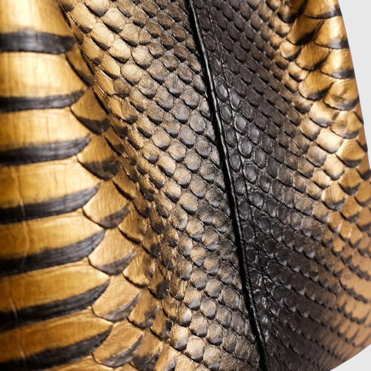 Sac à main Leather craftman en cuir de python noir et doré avec détail central métallique